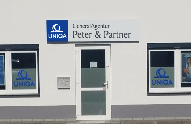 Der Eingang des Gebäudes der UNIQA Generalagentur ​Peter & Partner